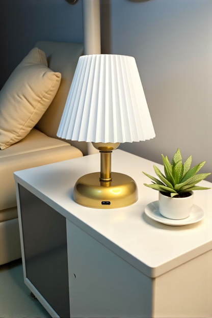 Bubi%20Home%20Şarjlı%20Abajur%20–%20Gold%20Gövde%20Pileli%20Başlık-%20Kablosuz%20Dekoratif%20Masa%20Lambası