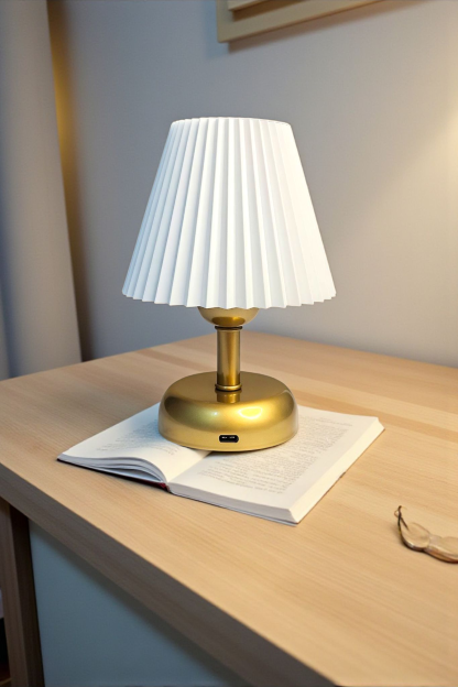 Bubi%20Home%20Şarjlı%20Abajur%20–%20Gold%20Gövde%20Pileli%20Başlık-%20Kablosuz%20Dekoratif%20Masa%20Lambası