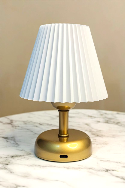 Bubi%20Home%20Şarjlı%20Abajur%20–%20Gold%20Gövde%20Pileli%20Başlık-%20Kablosuz%20Dekoratif%20Masa%20Lambası