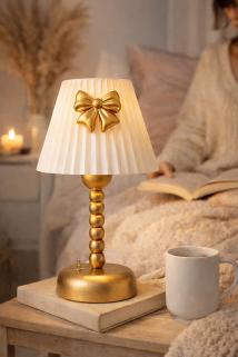 Kablosuz Kullanım Pilli LED Abajur | Gold Gövde Fiyonk Detaylı Dekoratif Pileli Masa Lambası | 35 cm